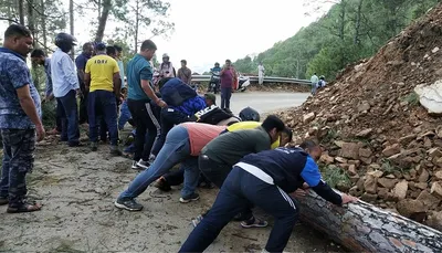 बागेश्वर  सड़कों पर बारिश का कहर  सरयू व गोमती नदियां उफनी