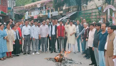 अल्मोड़ा  नेता प्रतिपक्ष राहुल गांधी को धमकी देेने से गुस्साई कांग्रेस ने फूंका भाजपा का पुतला