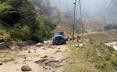 uttarakhand   चट्टान टूटने से दबे लोग  अब तक एक की मौत  पांच घायल