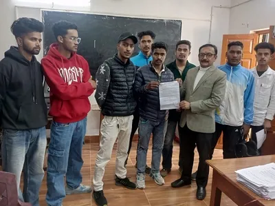 पिथौरागढ़  छात्र संघ महासचिव ने दिया इस्तीफा  अवैध शुल्क वसूली का आरोप