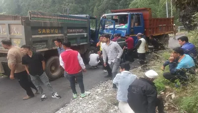 बागेश्वर  कपकोट थाना क्षेत्र के झोपड़ा में भिड़े दो डंपर