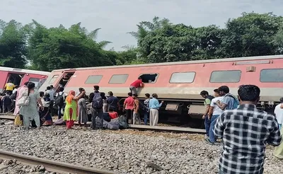 यूपी में बड़ा ट्रेन हादसा   डिब्रूगढ़ एक्सप्रेस पटरी से उतरी