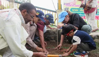 बागेश्वर  डीएम समेत कई लोगों ने चंडिका पार्क में रोपे पौधे