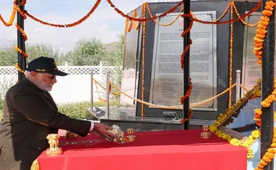 प्रधानमंत्री मोदी ने कारगिल युद्ध स्मारक पर सैनिकों को दी श्रद्धांजलि