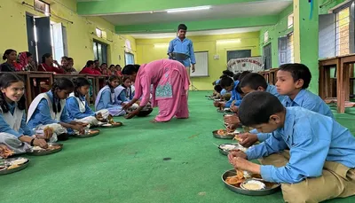 अल्मोड़ा  नव प्रवेशार्थियों का स्वागत  कराया भोज  पेन—कापी दीं