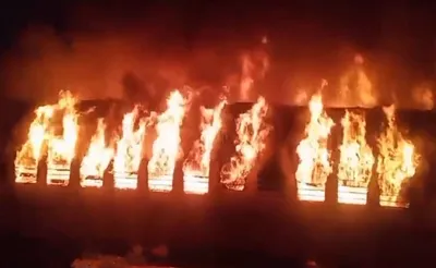 ट्रेन के प्राइवेट कोच में आग  up के 10 लोगों की मौत  कॉफी बनाते समय सिलेंडर फटा