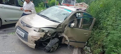 video   पैराफिट से टकराई अल्मोड़ा आ रही कार  पति पत्नी और बेटा घायल