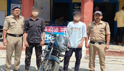 अल्मोड़ा  चोरी की मोटरसाईकिल के साथ दो युवक पुलिस ने दबोचे