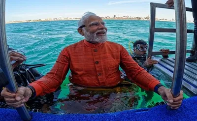देखें वीडियो   प्रधानमंत्री मोदी ने गहरे समुद्र में की साहसिक स्कूबा डाइविंग