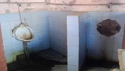 अनदेखी  अल्मोड़ा मिलन चौक के पास एक साल से बंद सुलभ शौचालय