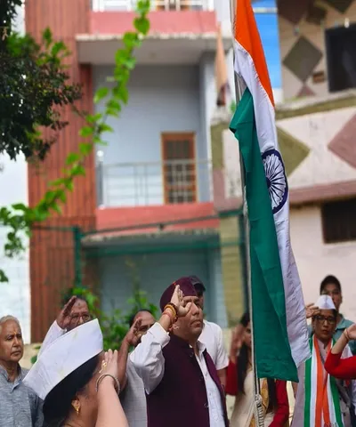 अल्मोड़ा  कांग्रेसजनों ने गांधी पार्क में किया झंडारोहण  वीर सेनानियों को किया याद