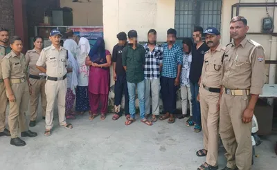रुद्रपुर   पुलिस ने पकड़ा सैक्स रैकेट  5 युवक और 3 महिलाएं गिरफ्तार