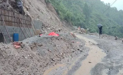 नैनीताल   nh 87 109   कैंची धाम से क्वारब के बीच रात में यातायात बंद