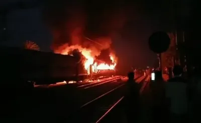 नई दिल्ली दरभंगा एक्सप्रेस ट्रेन में लगी आग  यात्रियों ने कूदकर बचाई जान
