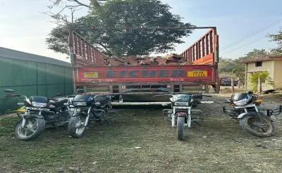 लालकुआं ब्रेकिंग   वन विभाग ने पकड़ा खैर से लदा ट्रक और चार मोटरसाइकिल  तस्करों की तलाश जारी