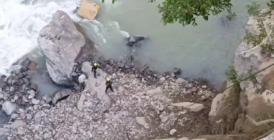हादसा   अनियंत्रित होकर नदी में जा गिरी जेसीबी   चालक की मौत