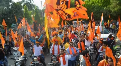 भगवा झंडों से लहराये लखनऊ के बाजार  व्यापारी बांट रहे राम ध्वज