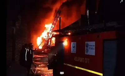 हल्द्वानी   बेलबाबा के पास लीसा फैक्ट्री में लगी भीषण आग  देखें वीडियो