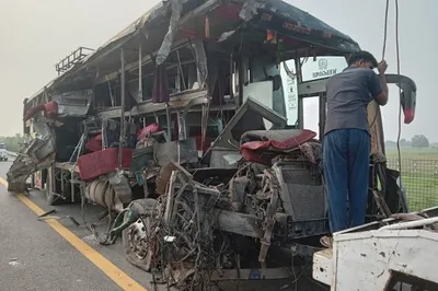 unnao accident   हादसे का शिकार हुई यात्री बस  18 की मौत  19 से ज्यादा घायल