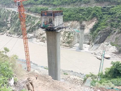 निर्माणाधीन पुल के टावर से गिरा मजदूर  हालत गंभीर