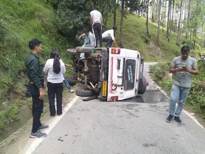 बिग ब्रेकिंग   अल्मोड़ा से रानीखेत जा रही मैक्स द्वारसों के पास दुर्घटनाग्रस्त