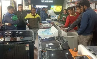 अल्मोड़ा   प्रकाश इलेक्ट्रॉनिक्स शोरूम से खरीदी वाशिंग मशीन के साथ निकला 50 हजार का नकद उपहार