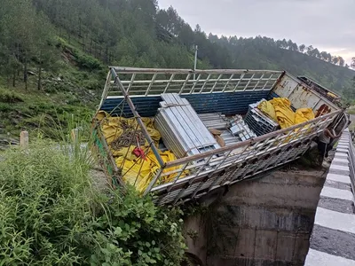 बिग ब्रेकिंग   हल्द्वानी से आ रहा ट्रक क्वारब के पास दुर्घटनाग्रस्त