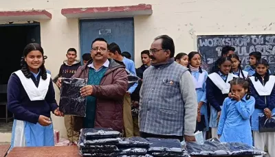 अल्मोड़ा  35 निर्धन छात्र—छात्राओं को शीत से बचाव को दीं स्वेटरें