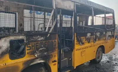 हल्द्वानी   बच्चों को लेकर जा रही स्कूल बस में लगी आग  मोटाहल्दू के पास बड़ा हादसा होने से टला