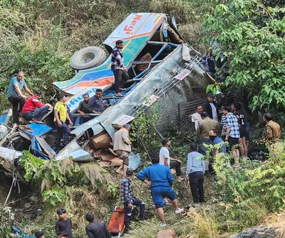 सल्ट सड़क हादसा अपडेट  अब तक 20 यात्रियों के मौत की सूचना