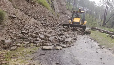 अल्मोड़ा  लगातार बारिश से जनजीवन अस्त—व्यस्त  सड़कों में मलबा बना बाधा