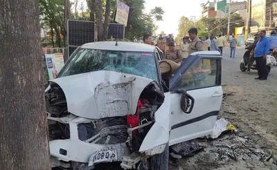 dehradun   पेड़ से टकराई कार  दो लोगों की मौत