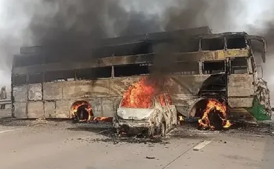 यमुना एक्सप्रेस वे पर बस और कार की टक्कर  आग लगने से 5 लोग जिंदा जले  देखें वीडियो
