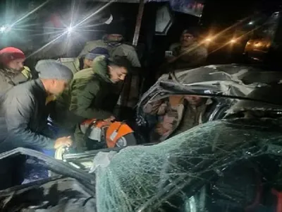 car accident   डिवाइडर से टकराई तेज रफ्तार कार  02 की दर्दनाक मौत