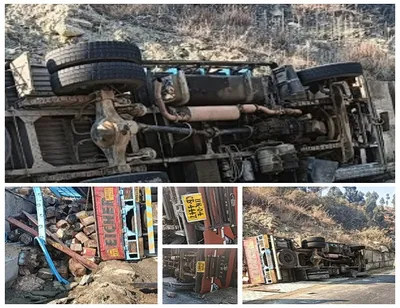 accident   अल्मोड़ा हल्द्वानी हाईवे में लीसा ट्रक पहाड़ से टकरा दुर्घटनाग्रस्त