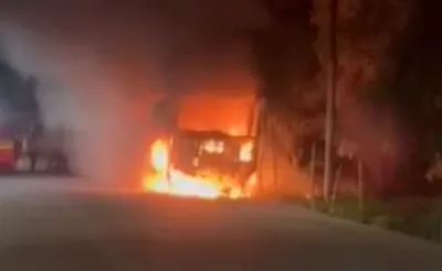 हल्द्वानी   आरटीओ रोड पर खड़ी बस में लगी आग