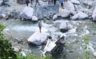 नैनीताल   पिकअप खाई में गिरी  एक छात्रा की मौत और सात घायल