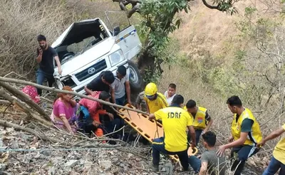 uttarakhand   खाई में गिरा मैक्स वाहन  9 लोग घायल