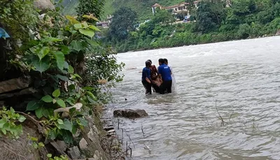 बागेश्वर ब्रेकिंग  सरयू नदी में बहे दो लोग  युवक को निकाला  14 वर्षीय बालक की तलाश