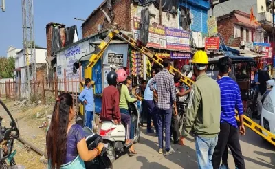 लालकुआं   रेलवे फाटक को तोड़कर वाहन चालक फरार  आरपीएफ ने शुरू की कार्रवाई