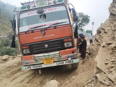 क्वारब   अभी तक नहीं पहुंचा कोई भी जिम्मेदार अधिकारी  रात दो बजे से जाम  मार्ग बंद