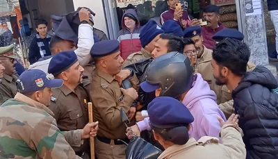 अल्मोड़ा  सीएम के विरोध को आए कांग्रेस कार्यकर्ताओं को हिरासत में लिया