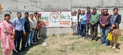 अल्मोड़ा   मुहिम  भाजपा कार्यकर्ताओं ने शुरू किया दीवार लेखन