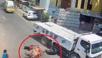 viral video   स्कूटी सवार को सांड ने पटका  ट्रक के नीचे आ गया सिर  फिर…